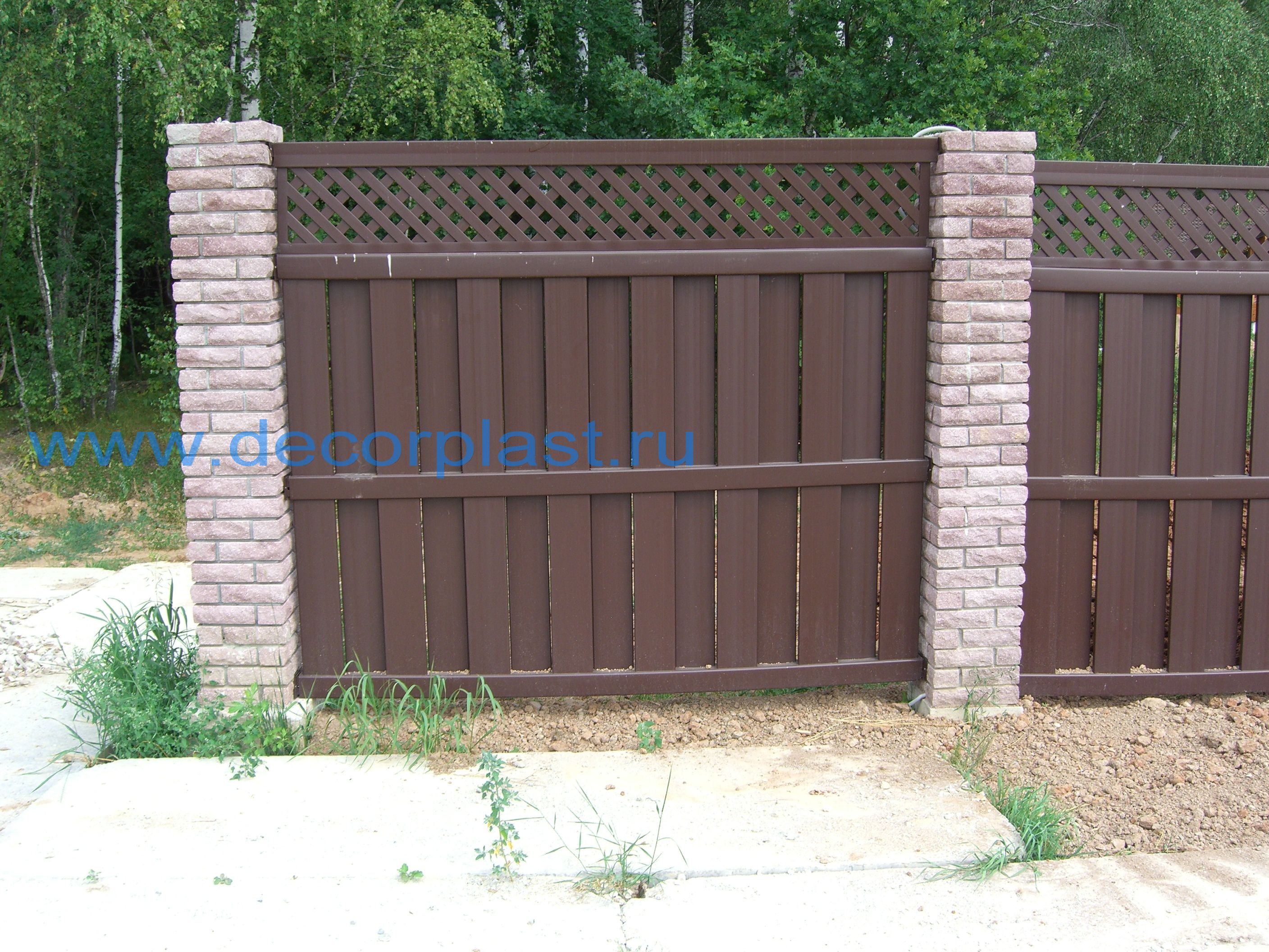 Vinyl Semi-Privacy Fence With Top Lattice DY106